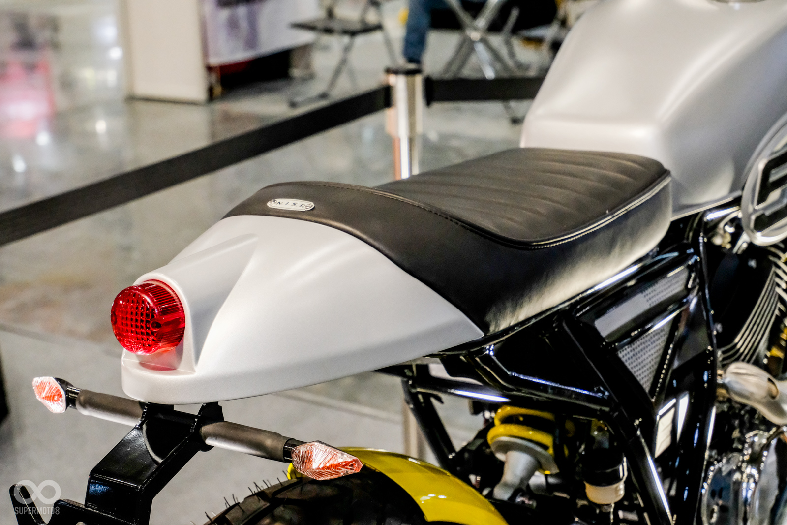 號碼牌安裝於油箱下緣，車尾的隆起營造出老式風格