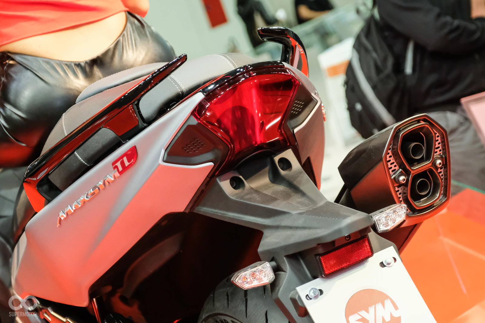 尾燈佈局略有不同