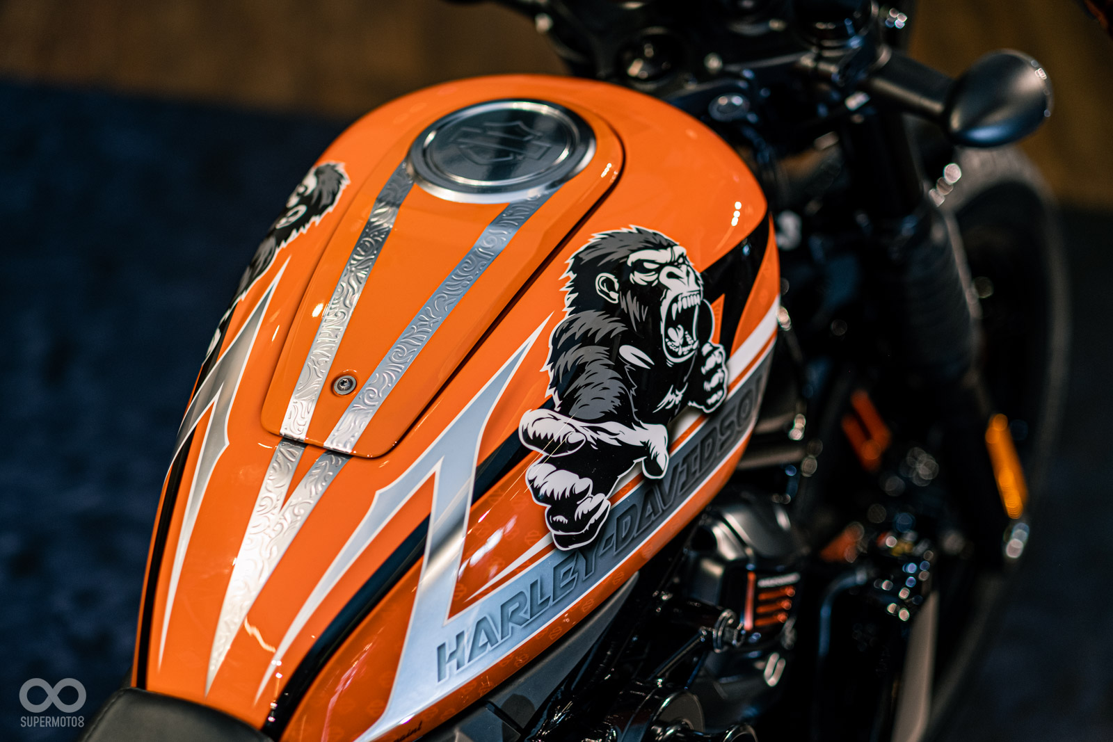 油箱中央的拉線具有浮雕效果