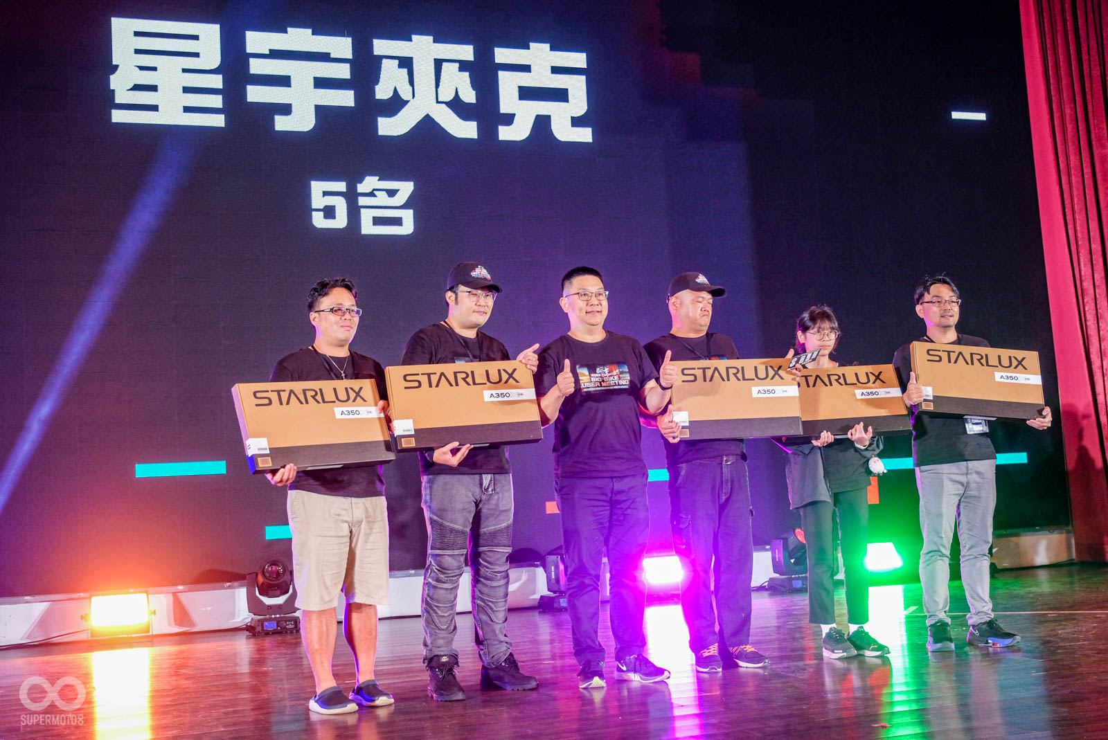 星宇航空這次也贊助了酷炫的夾克外套