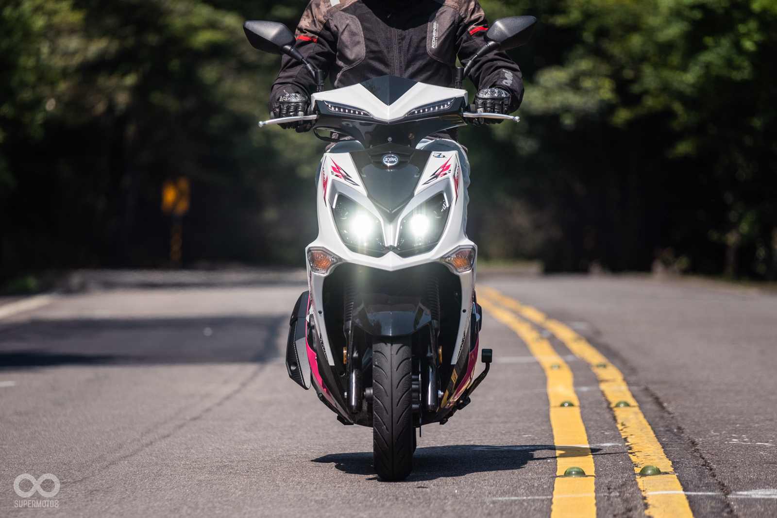 魚眼大燈提升不少的照明效果,甚至在白天也能感受到強烈的光芒