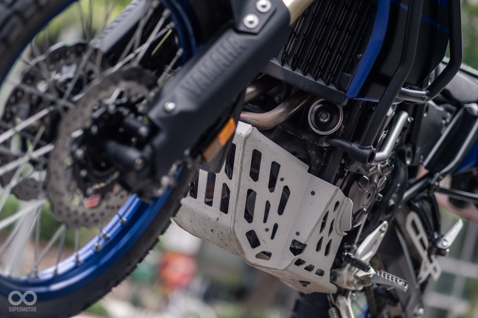 金屬原色的引擎下護板，視覺上增添越野的粗獷風格