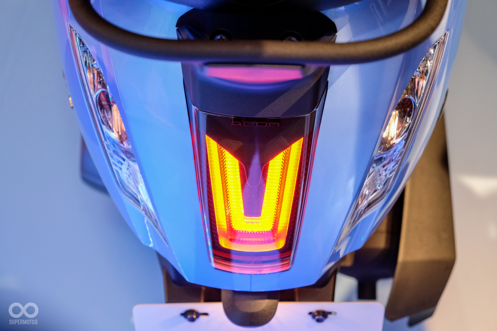 Dory也用上了非常貼心的省力中柱設計，並且另外針對通勤族，還作出了全台首發全時U型尾燈，讓車主能一眼就找到自己的愛車