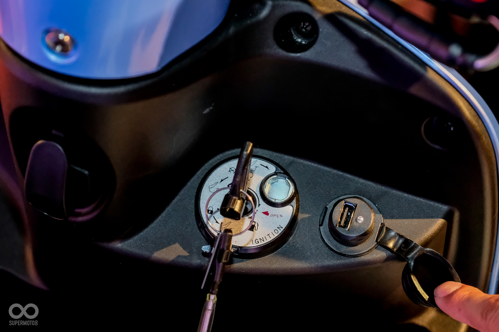 現代人離不開的USB充電座在Dory上也沒有缺席