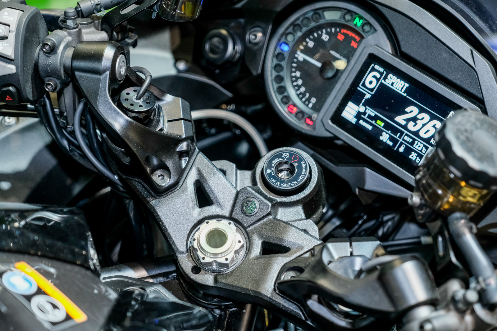 從前叉頂蓋可以看到電子懸吊的蹤跡