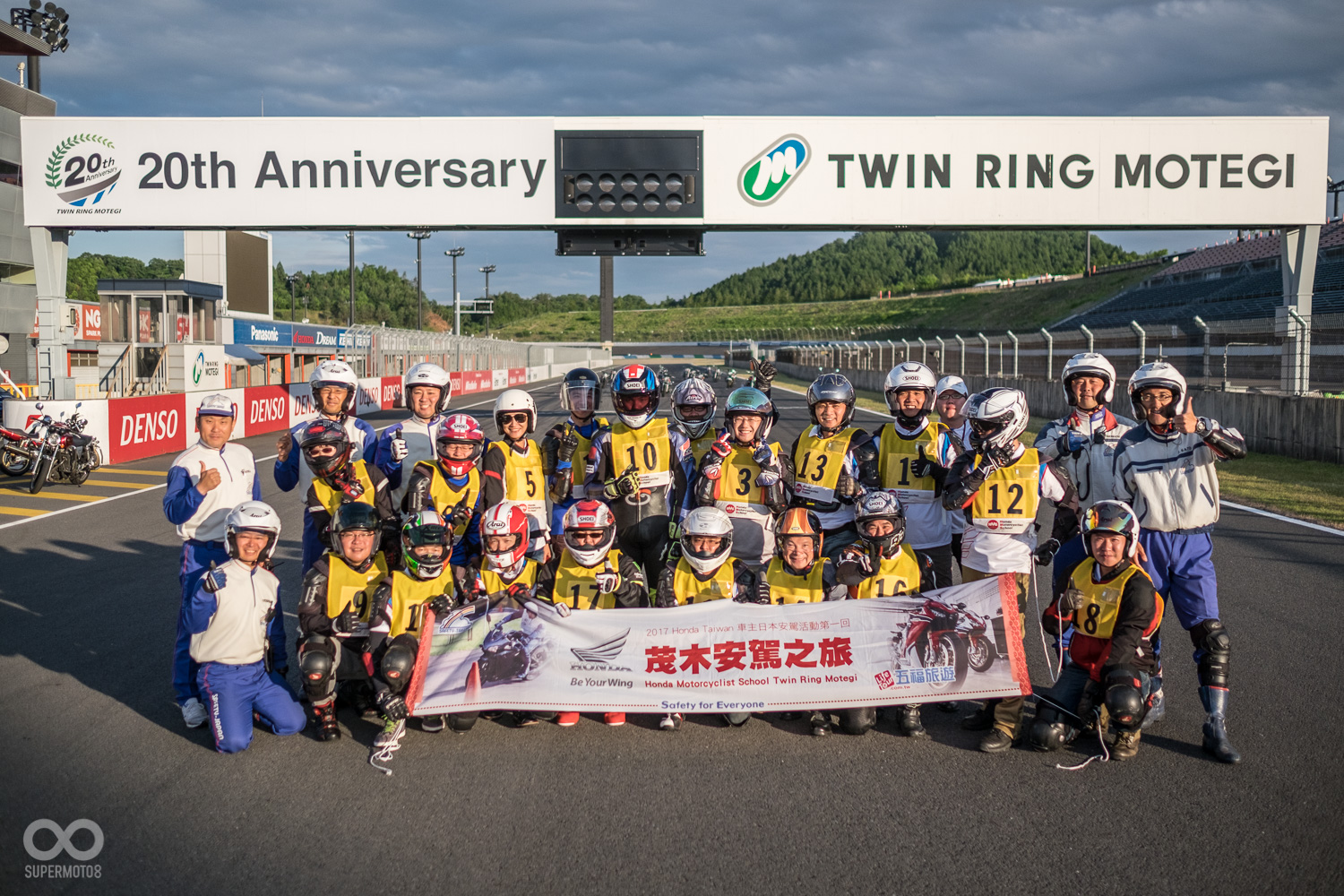 最後合影留念,照片中的人也有可能是你