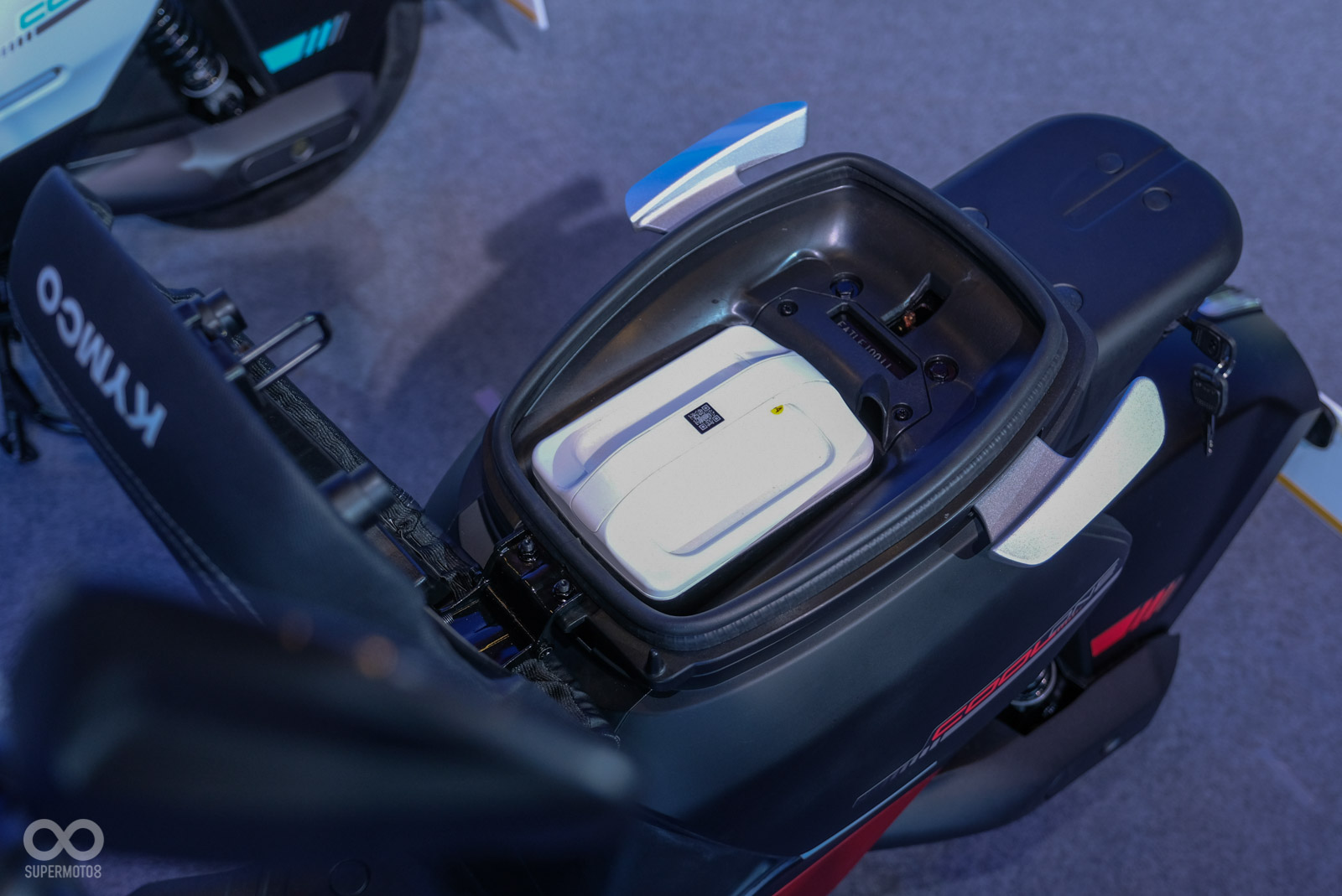 坐墊下空間幾乎被電池所佔據