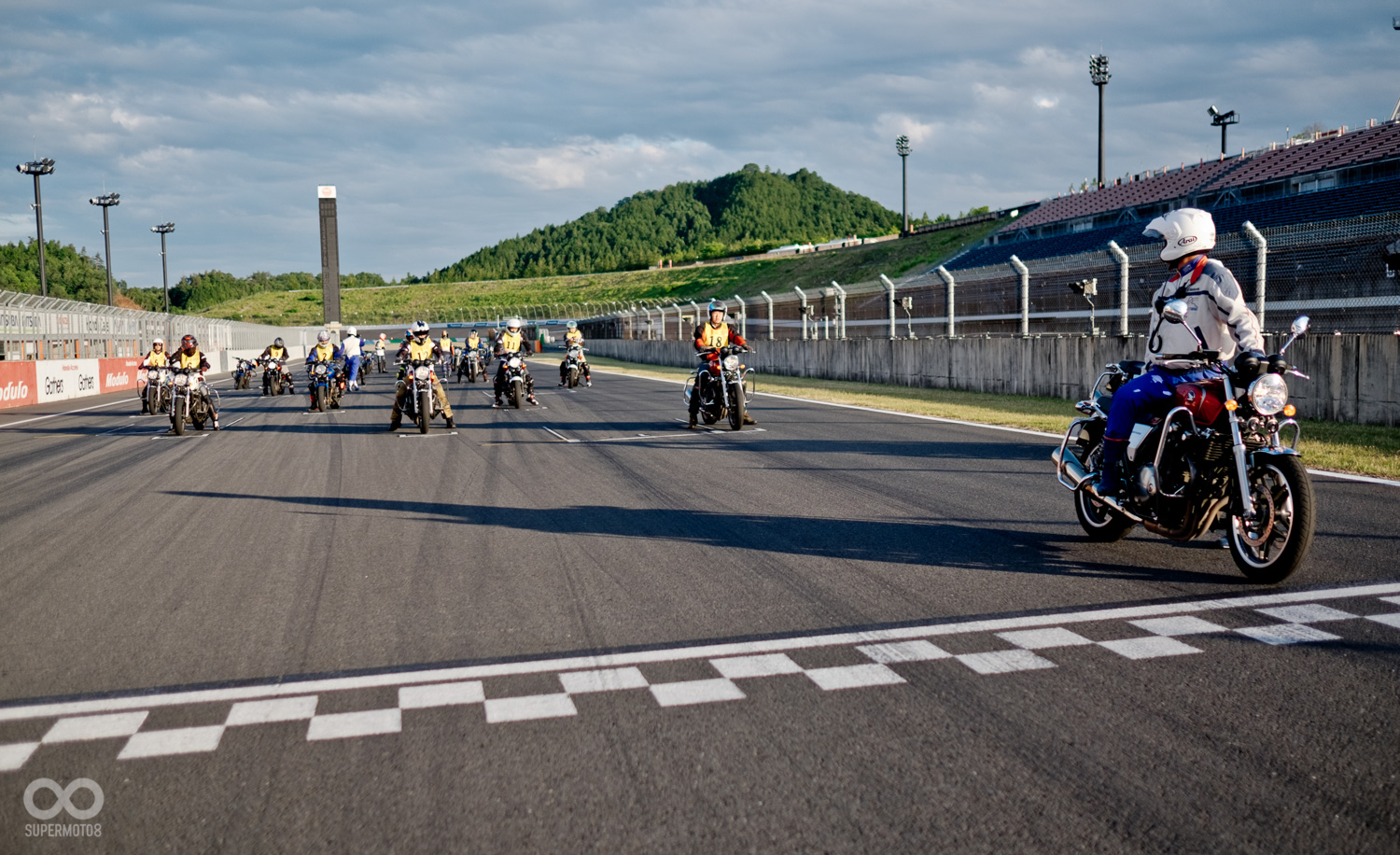 當然,還有畢生難得的茂木賽道走行,可不只是蜻蜓點水式的體驗喔,學員在上面實際跑了起碼半小時,速度甚至超過200km/hr