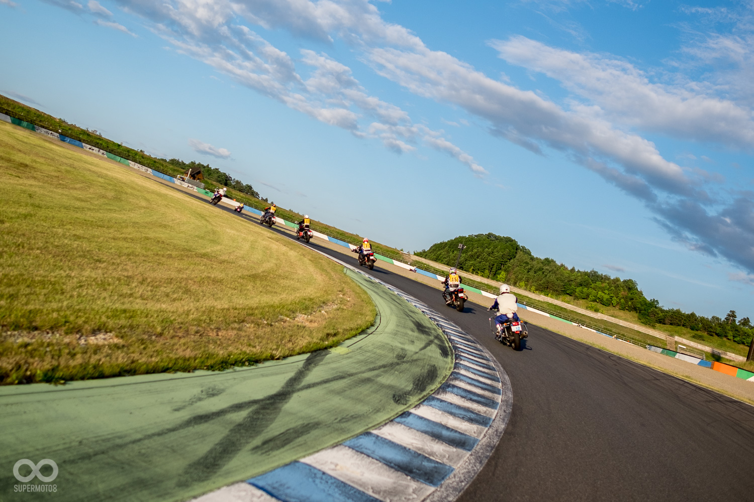 走行一段後教練會亮起警示燈號,指示後方組員對調順序,讓每人都有機會直接跟在教練後方。不得不說,能有機會在國際級賽道上以百多公里的時速騎車,感覺非常爽快