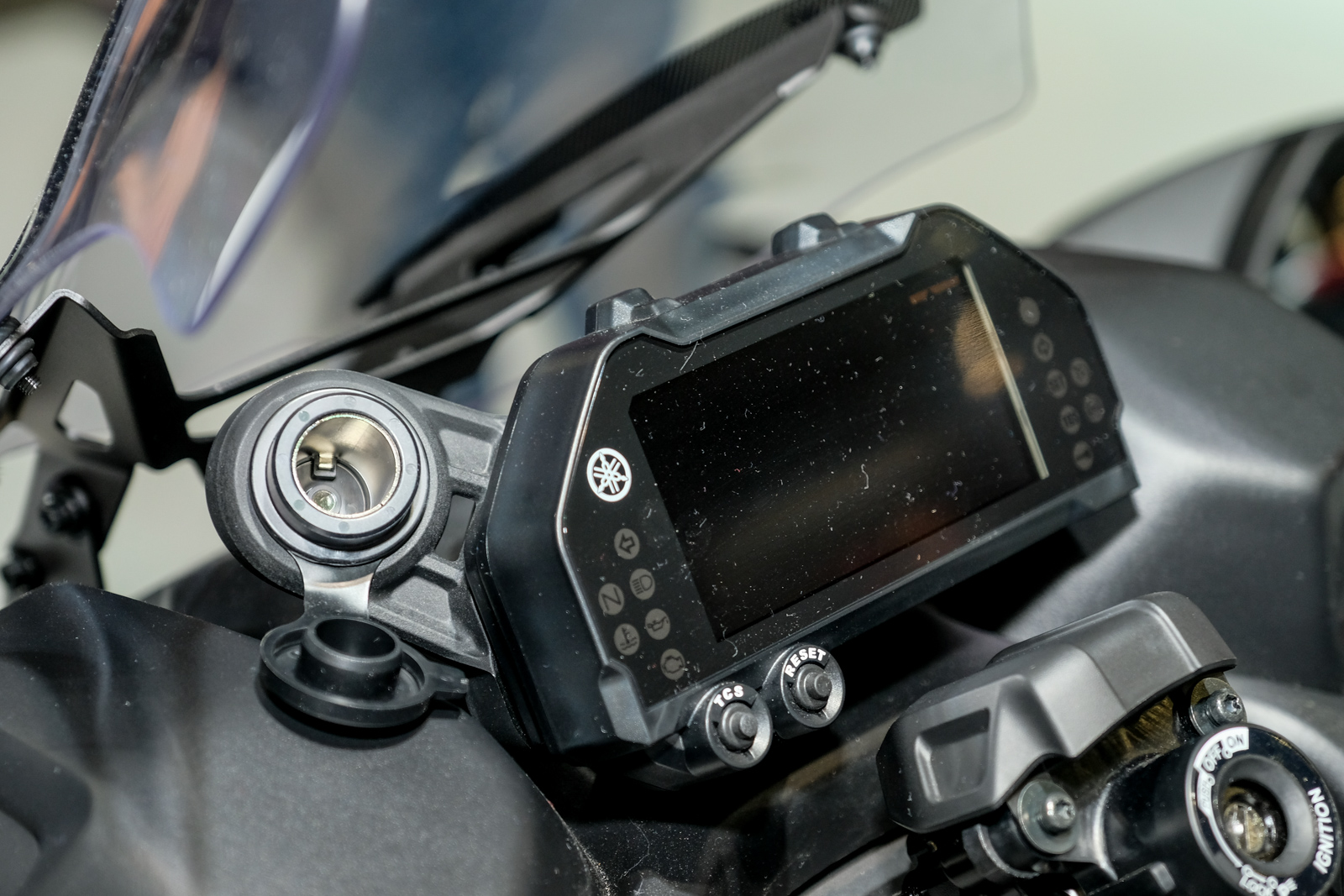 12V電源充電孔位於儀表旁