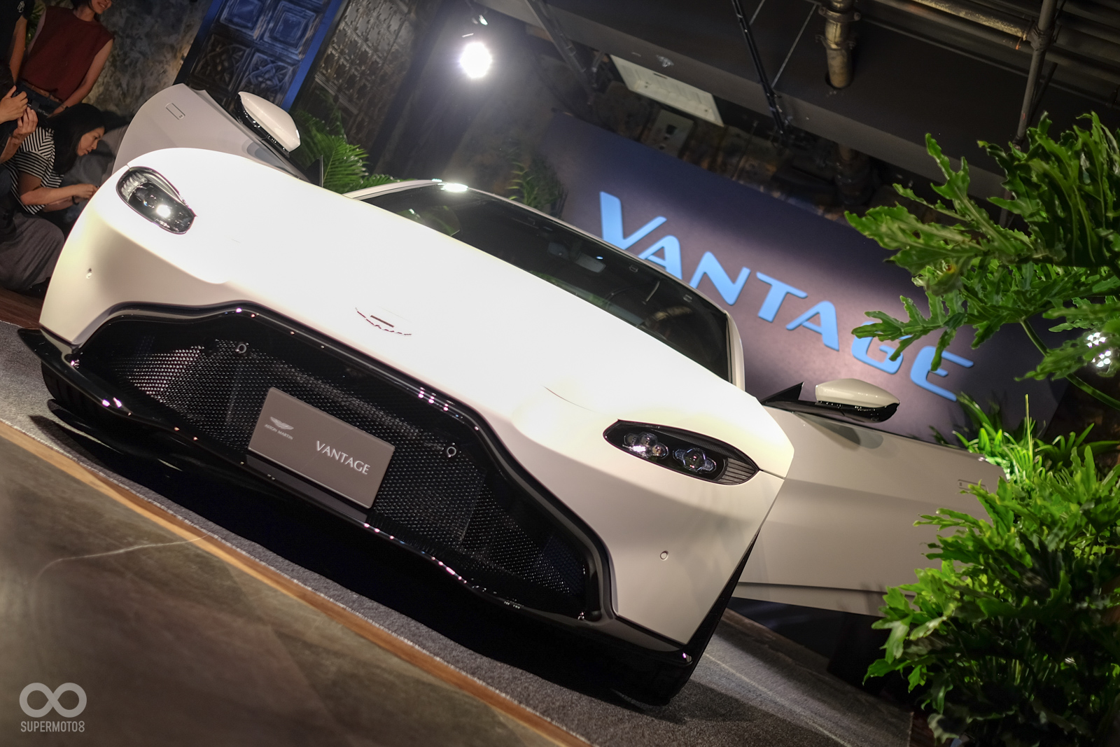 New Vantage的車燈比例比起前輩們稍微縮小了一些些，讓正面看來更加的靈活靈現