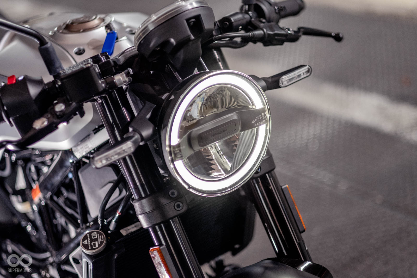 轉開電門,車燈導光條質感相當優異