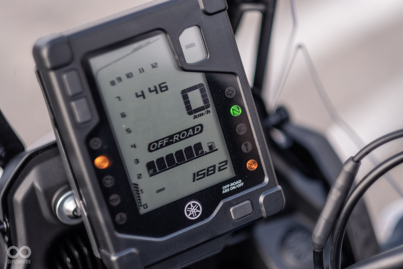 單色直立式數位儀表有濃濃拉力風；透過儀表右下的按鈕，可以啟動off-Road ABS模式