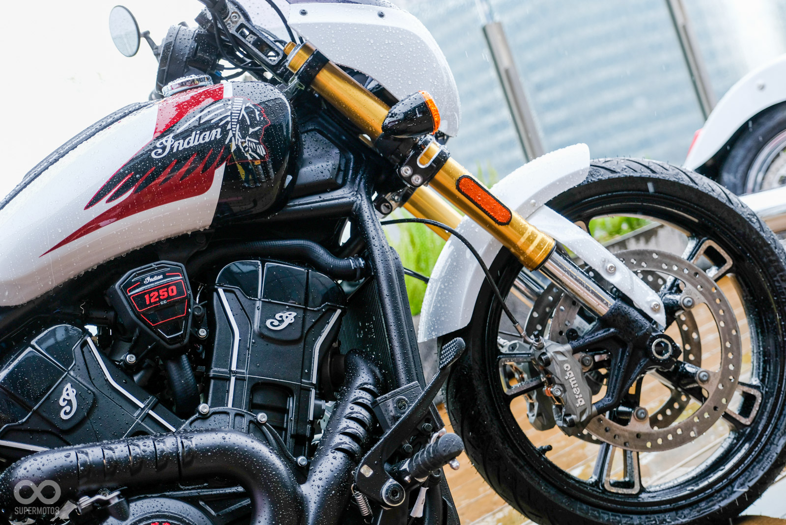 Brembo 卡鉗、倒立式前叉,掛瓶後避震都是 101 Scout 標配