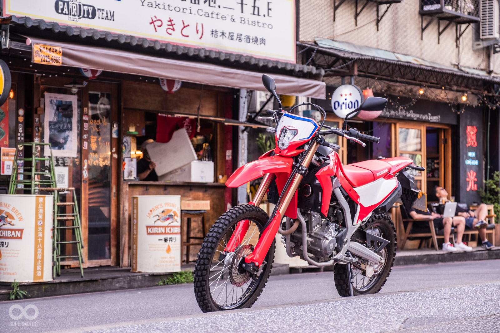 CRF300L除了亮眼的紅白經典車色外,現在有更低調的Smoky Grey新車色