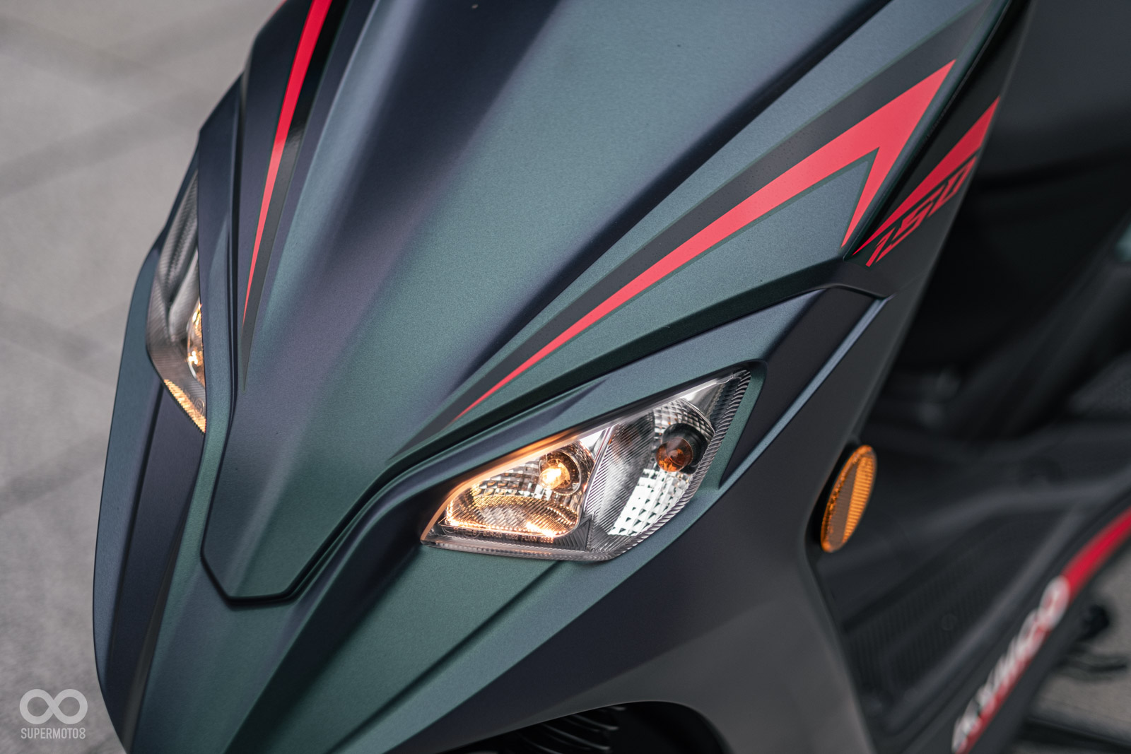 車頭下緣過往使用塑料原色,改款後改以烤漆材質呈現