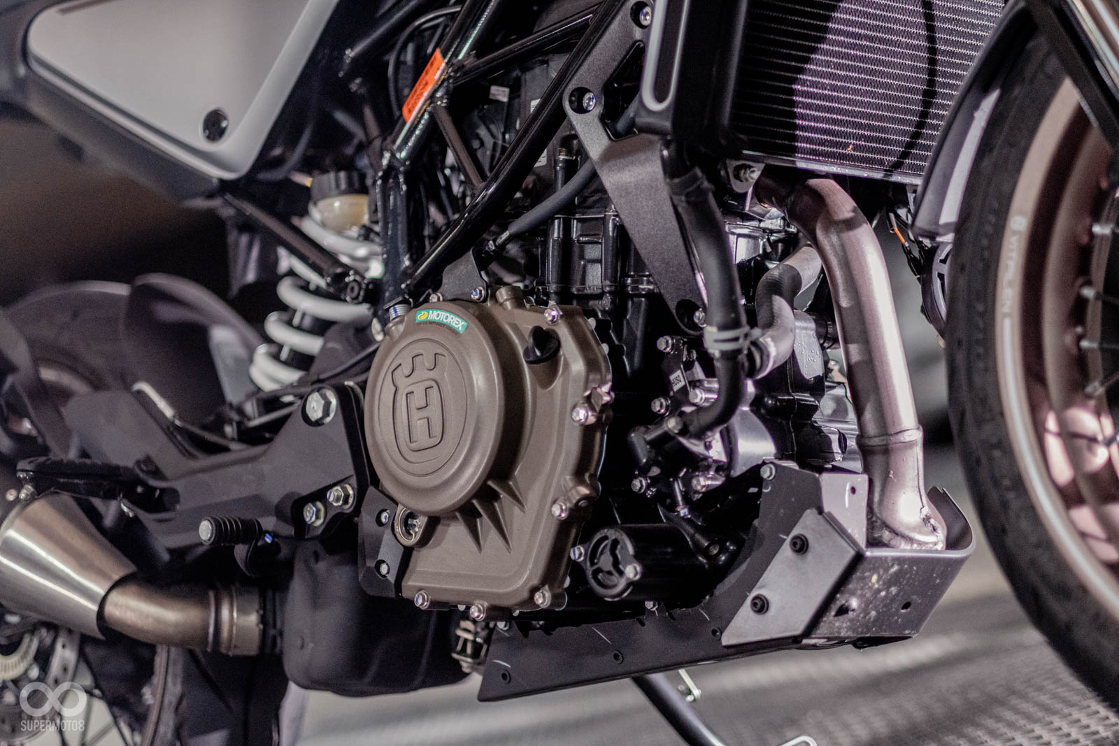 373 c.c.單缸水冷引擎,擁有44ps@9,000rpm、37Nm@7,000rpm的最大馬力與扭力