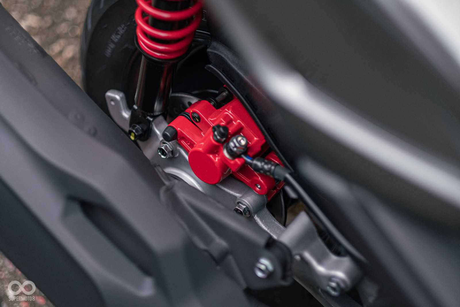 新K1 特仕版 採用前後碟煞系統,比起同級車款配備更好