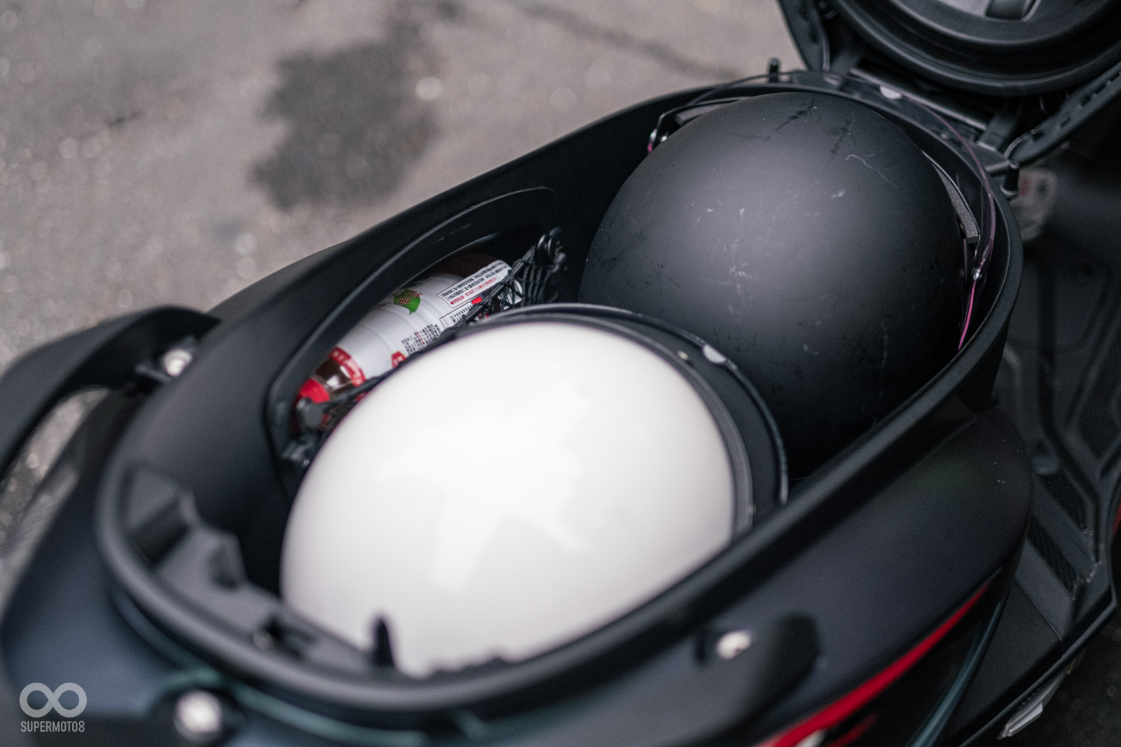 車廂左側,具有額外「置物百寶袋」,可放入寶特瓶大小物品,並設有彈性網有效分隔