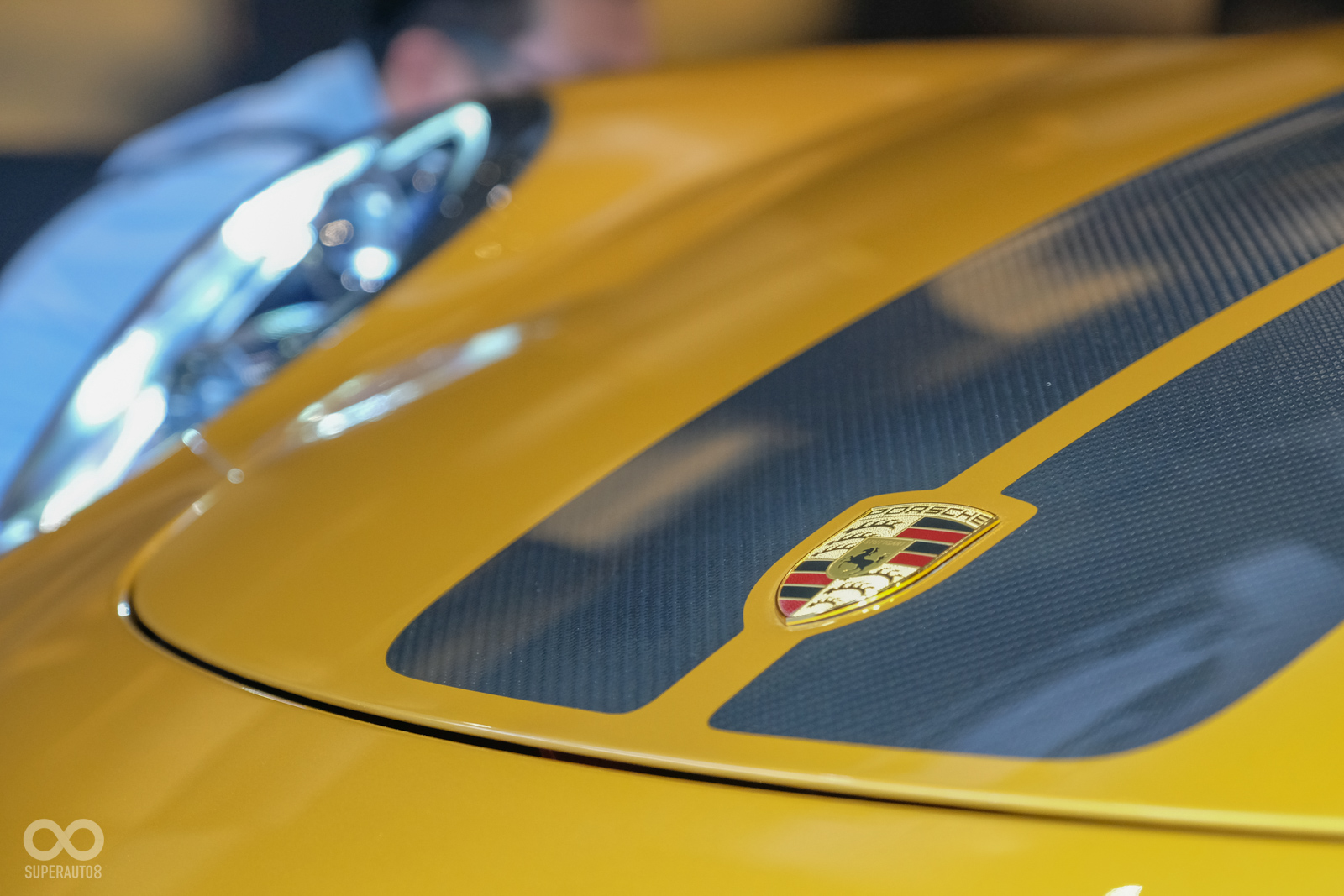 碳纖維行李蓋透過烤漆，彰顯出優異的性能氣息