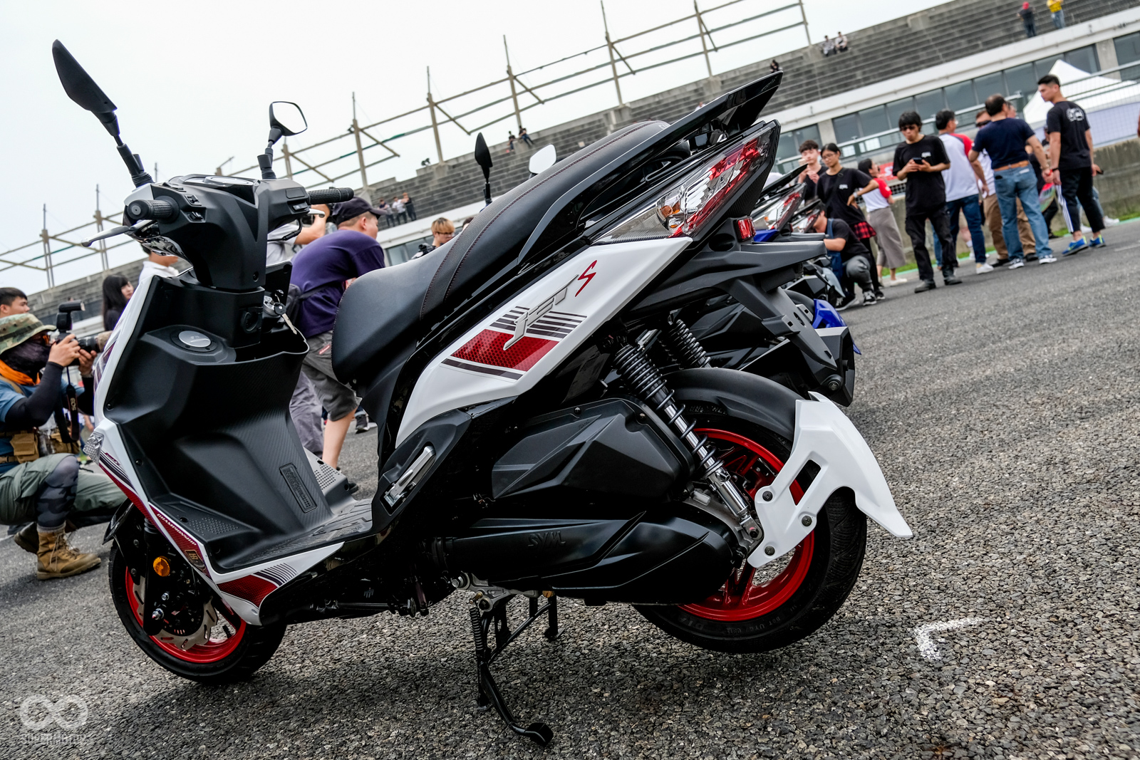 JET S 65週年賽道特仕款，採用白紅配色彰顯熱血氣息