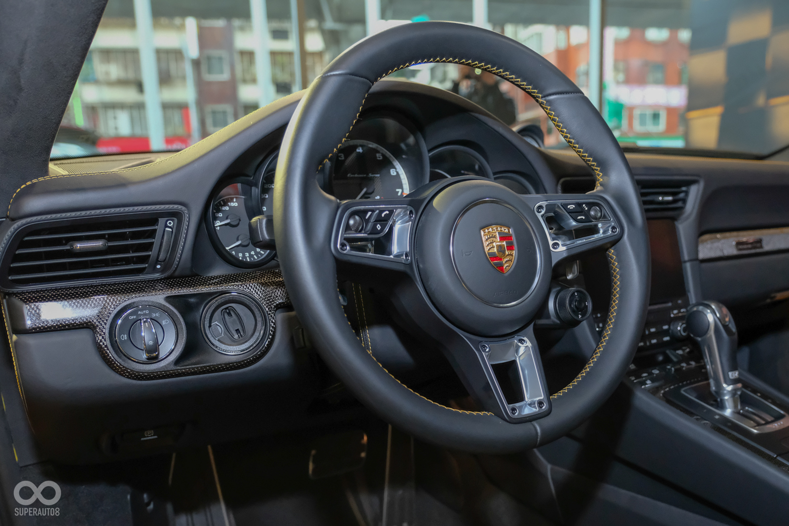 車內大量使用黃色縫線裝飾，與車身Golden Yellow Metallic金屬烤漆相互呼應