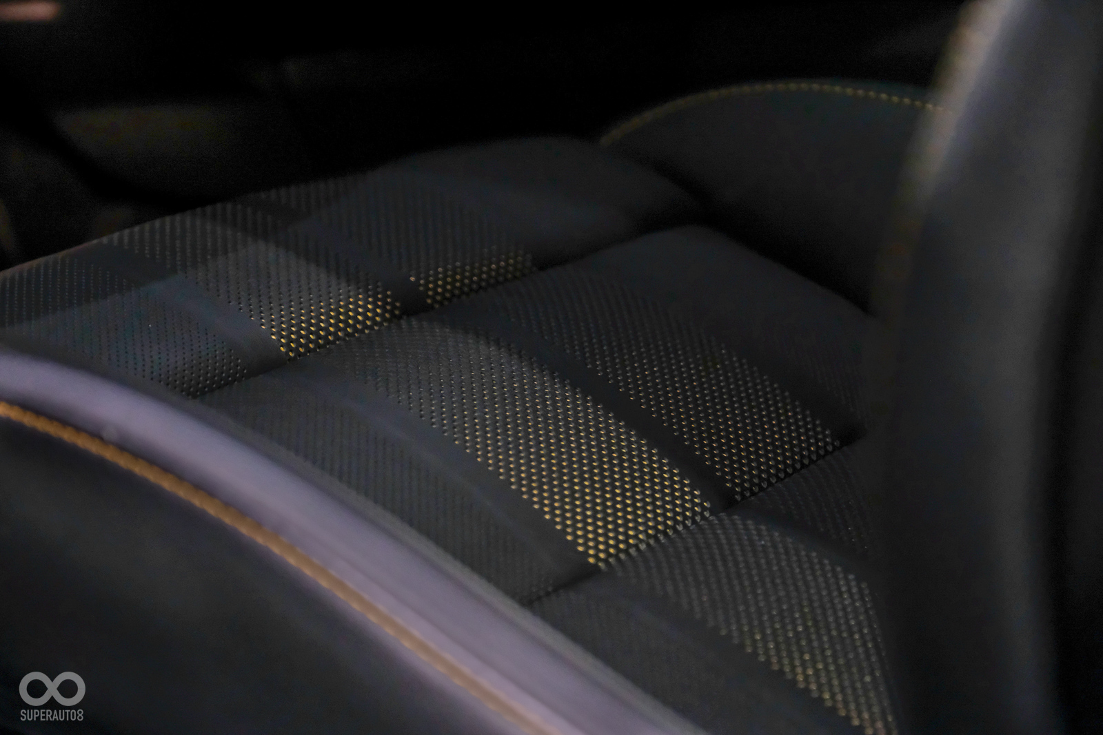 透過兩種顏色不同的皮革，呈現出驚艷的視覺效果