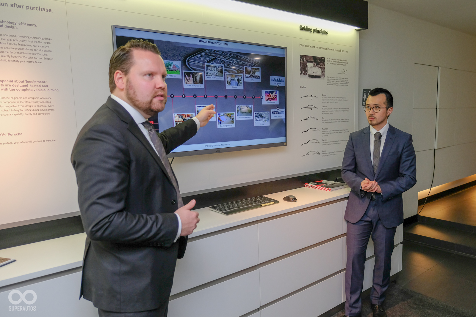 由Felix親自為大家介紹Porsche Exclusive Manufaktur的裝配流程