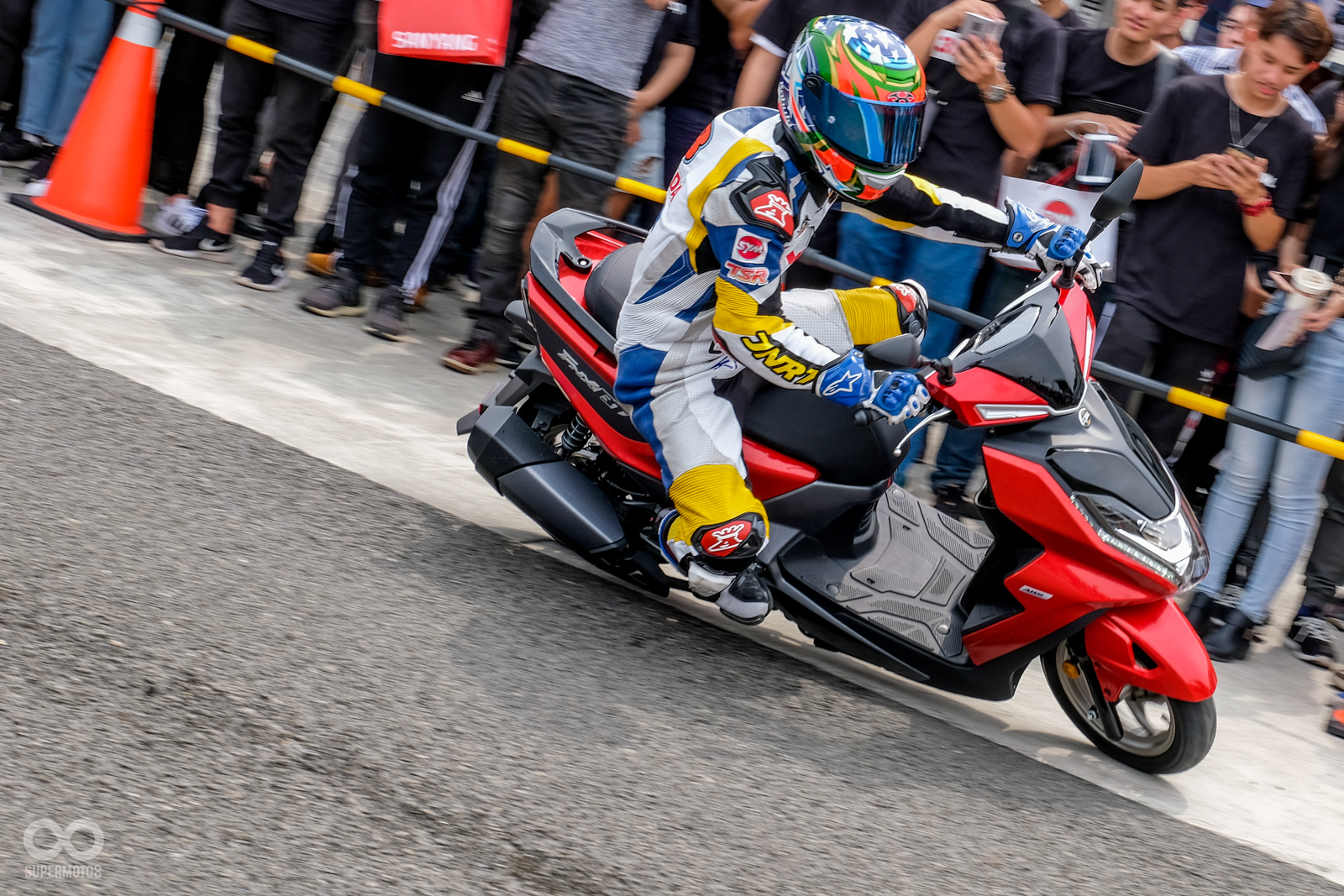 現場邀請台灣職業車手，為大家展現SYM FNX 125 ABS的操駕性能