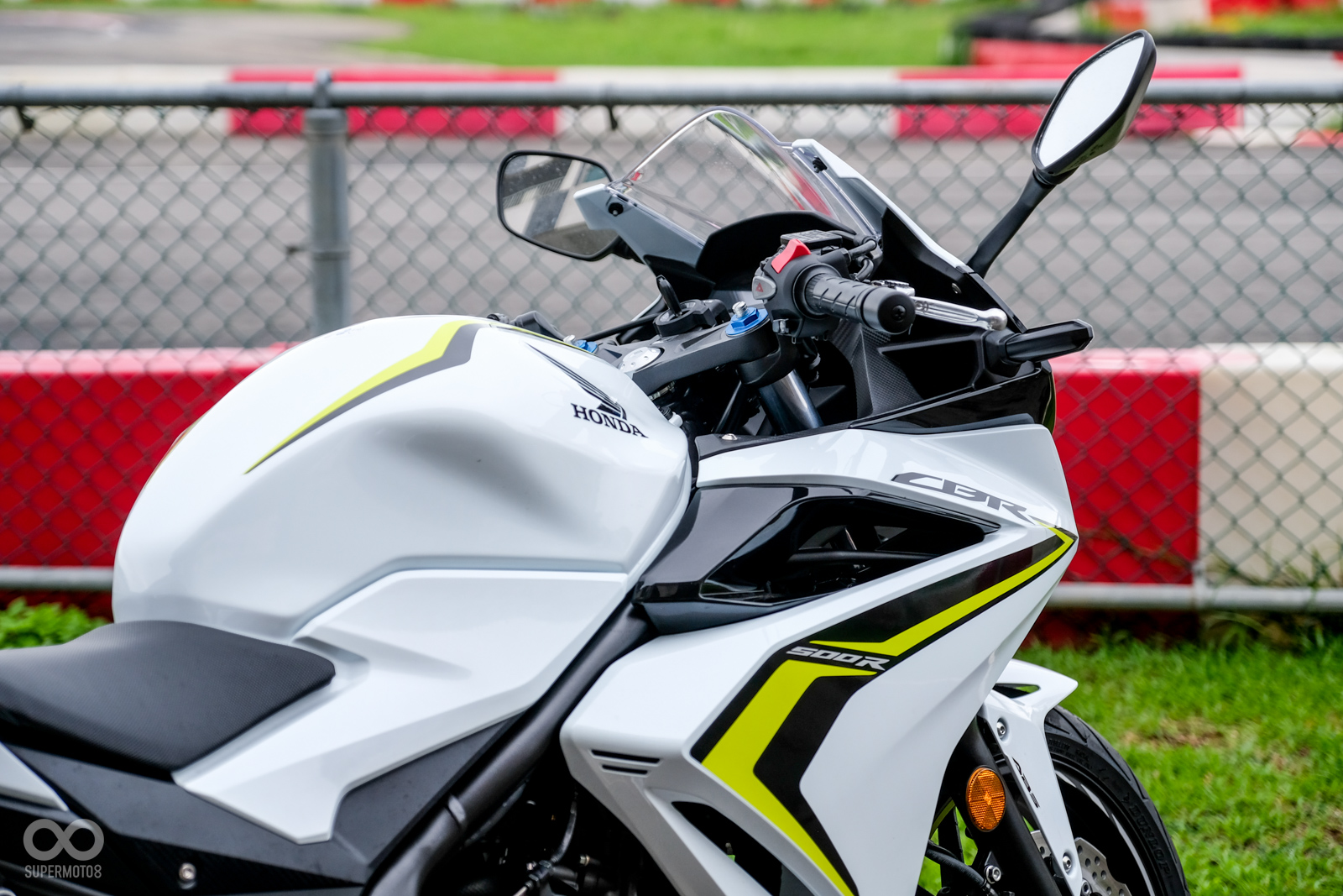 全新一代CBR500R的握把位置，也修改得更為低趴，來提升騎士對於車輛種新的掌握