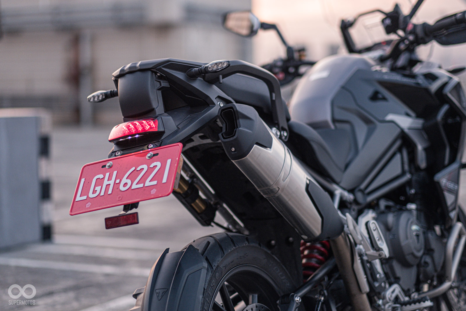 尾燈上方有超大的感應器