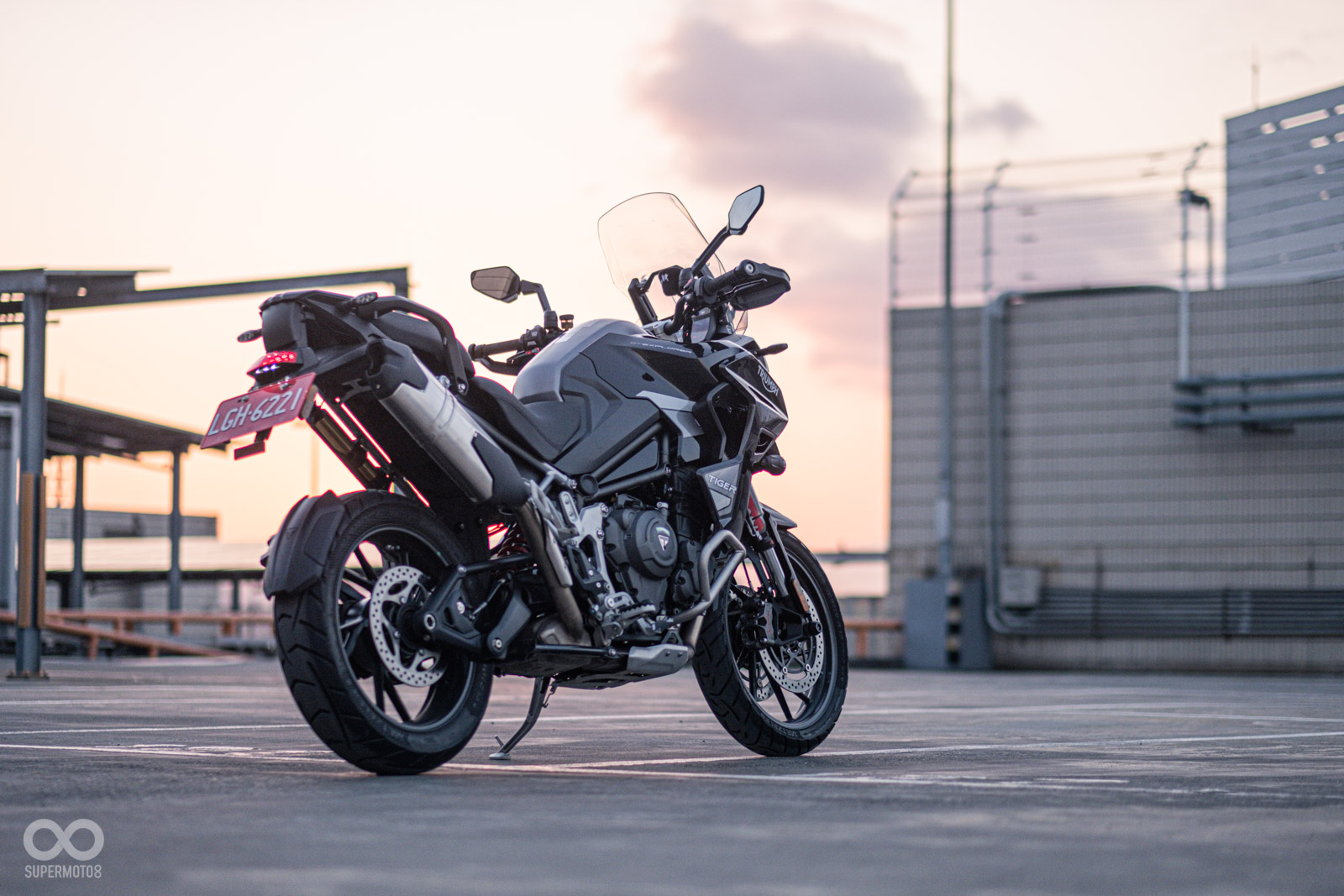 雖然沒有帥氣的單搖臂，但車尾看去氣勢依然威震四方