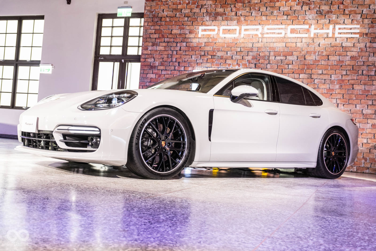 此輛白色展示車，擁有豐富的選配品，展現PORSCHE高度的客製化彈性