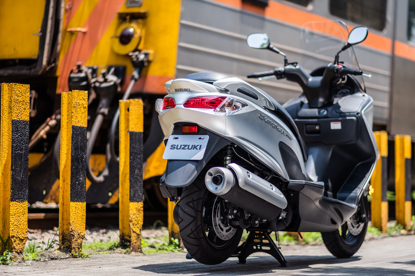 BURGMAN 200超大的置物空間，能輕鬆把包包等物品收納到車廂，下車時也不用擔心手上要拿著大包小包的行李