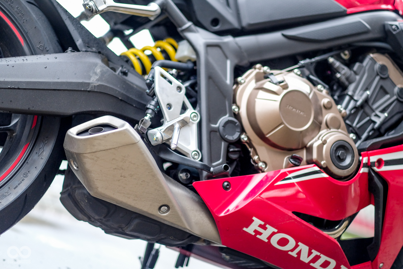 CBR650R也重新設計了排氣管尾段的上揚角度，由前一代的水平出口設計，改為向上35.4度，讓車主能更直接地享受胯下那具直列四缸引擎的雄厚嘶吼。