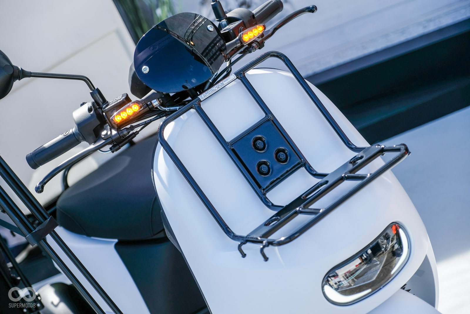 車頭有內凹平台，可搭配前貨架使用；大燈使用CLASS-D等級LED燈具