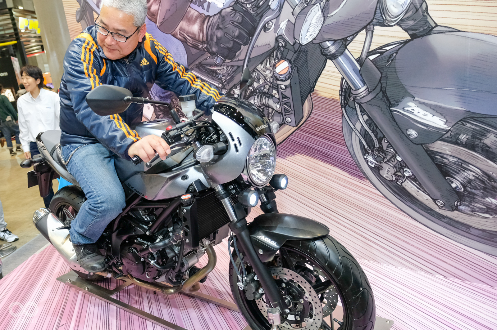 熱血的背板漫畫風格讓人腎上腺素提升,看那位大叔笑的多開心呀