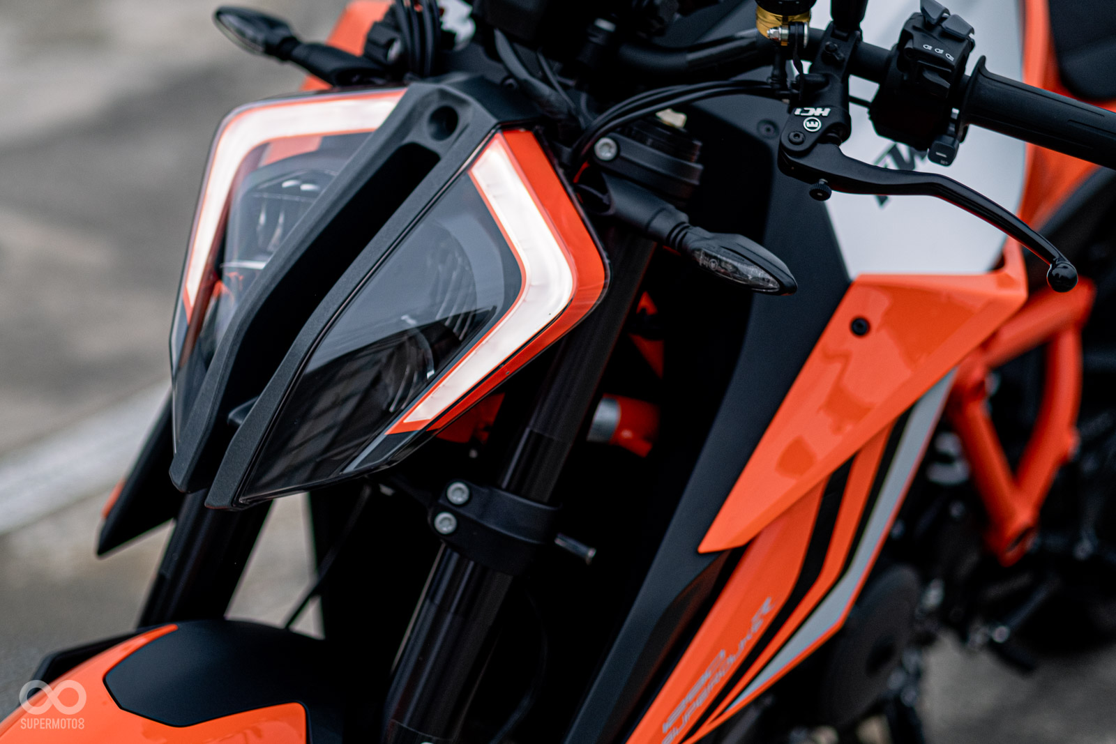 頭燈中央兼具進氣功能，兩側的日行燈質感優異