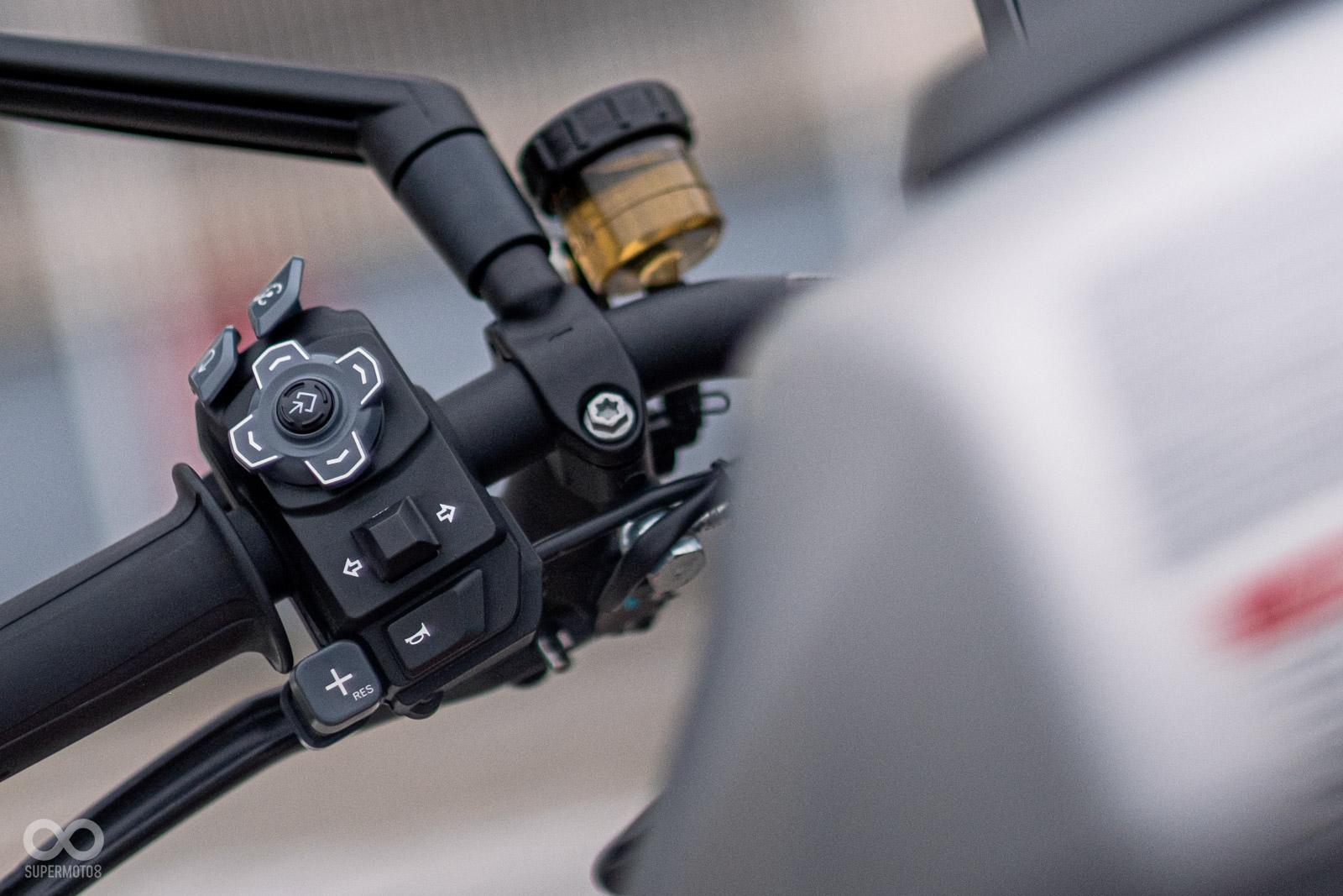 全新開關模組，1290 SUPER DUKE R也配有定速巡航系統