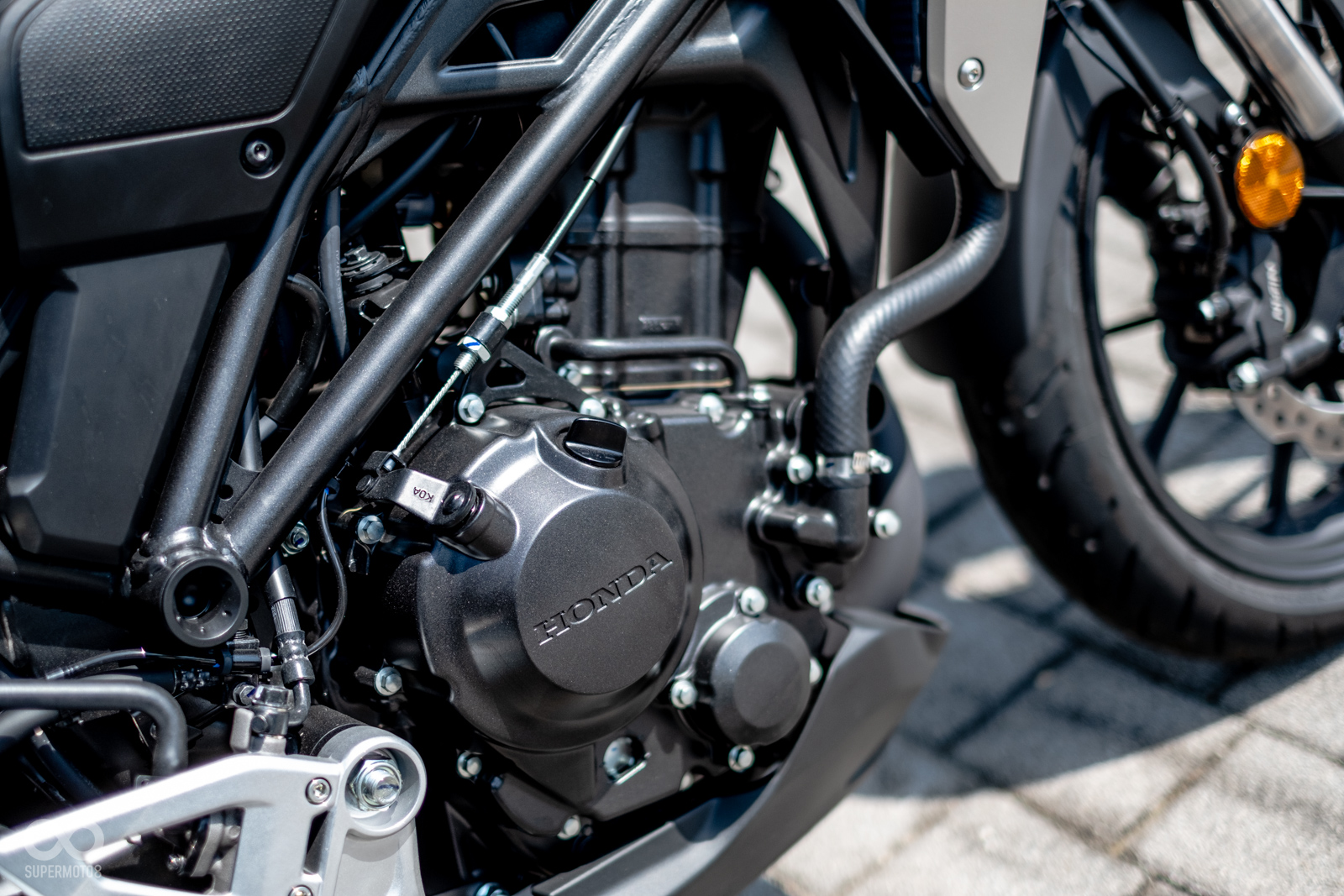 排量相對小的CB300R能提供車主全油門的玩樂性