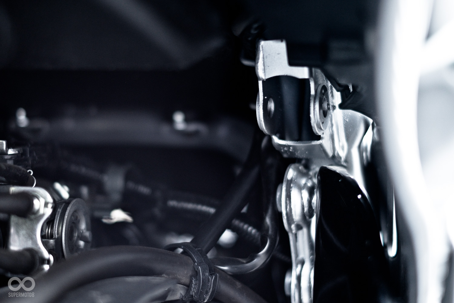 車身下預留了避震鎖點,可透過增加一組橫置避震,來強化操控性