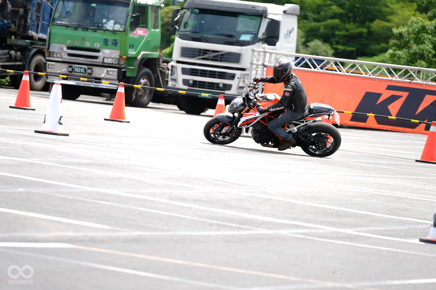 在選手下場前場地已經過全面地仔細清掃,避免輾壓倒碎石發生危險