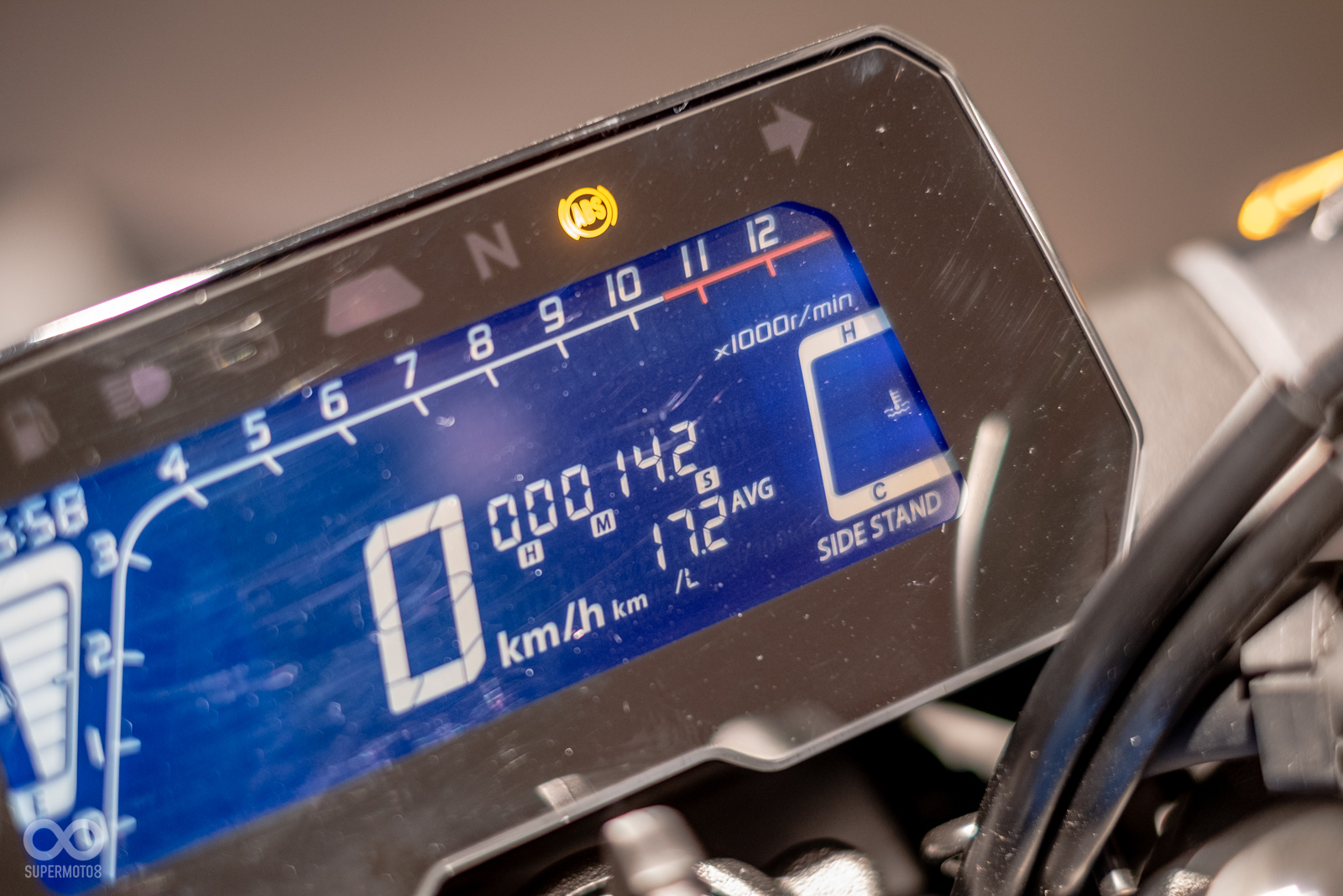 較為可惜的是,儀表板在烈日下辨識度差強人意,上方配有超轉燈。但最有趣的是CB300R竟然有單圈計時功能!