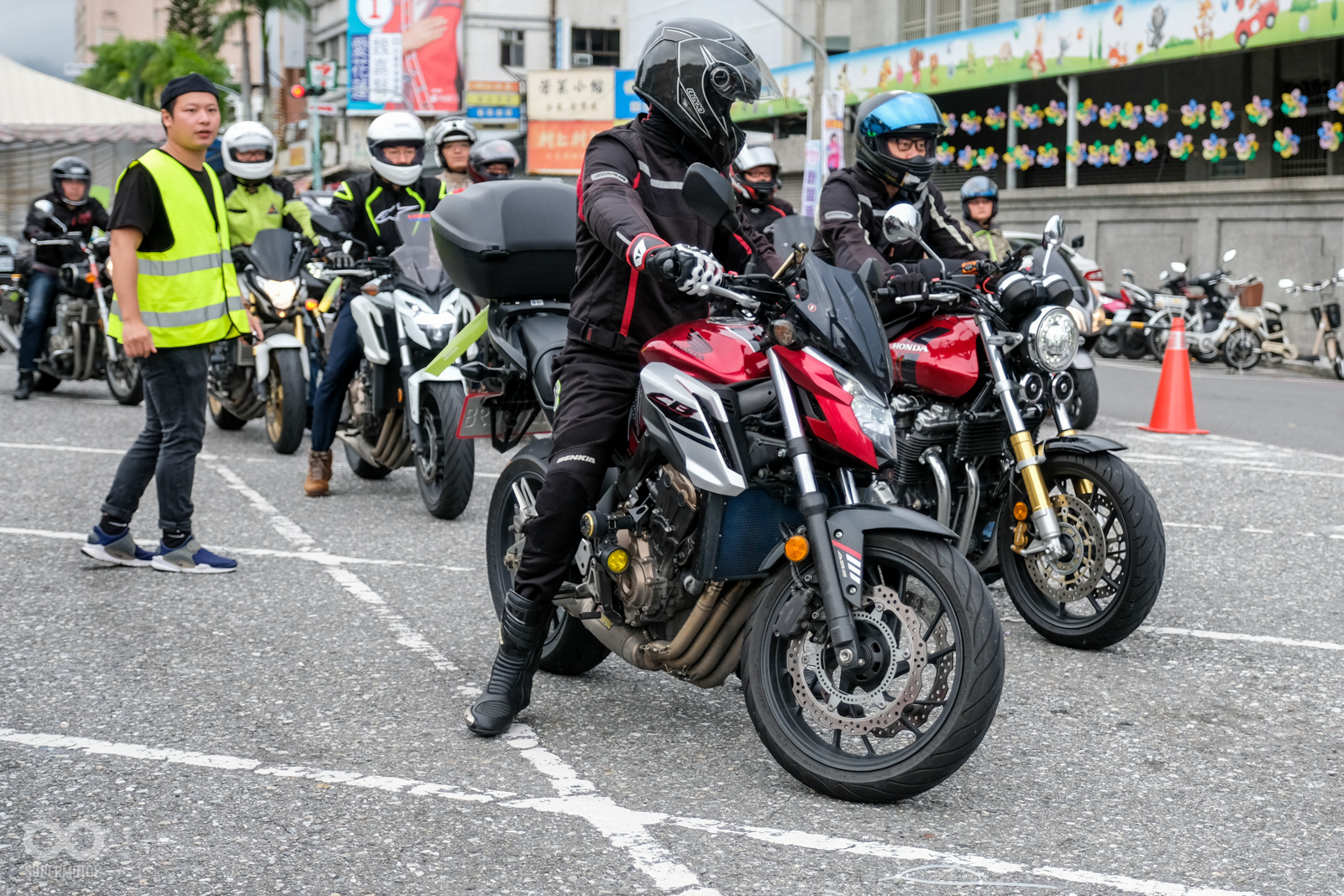 車友依序入場停車