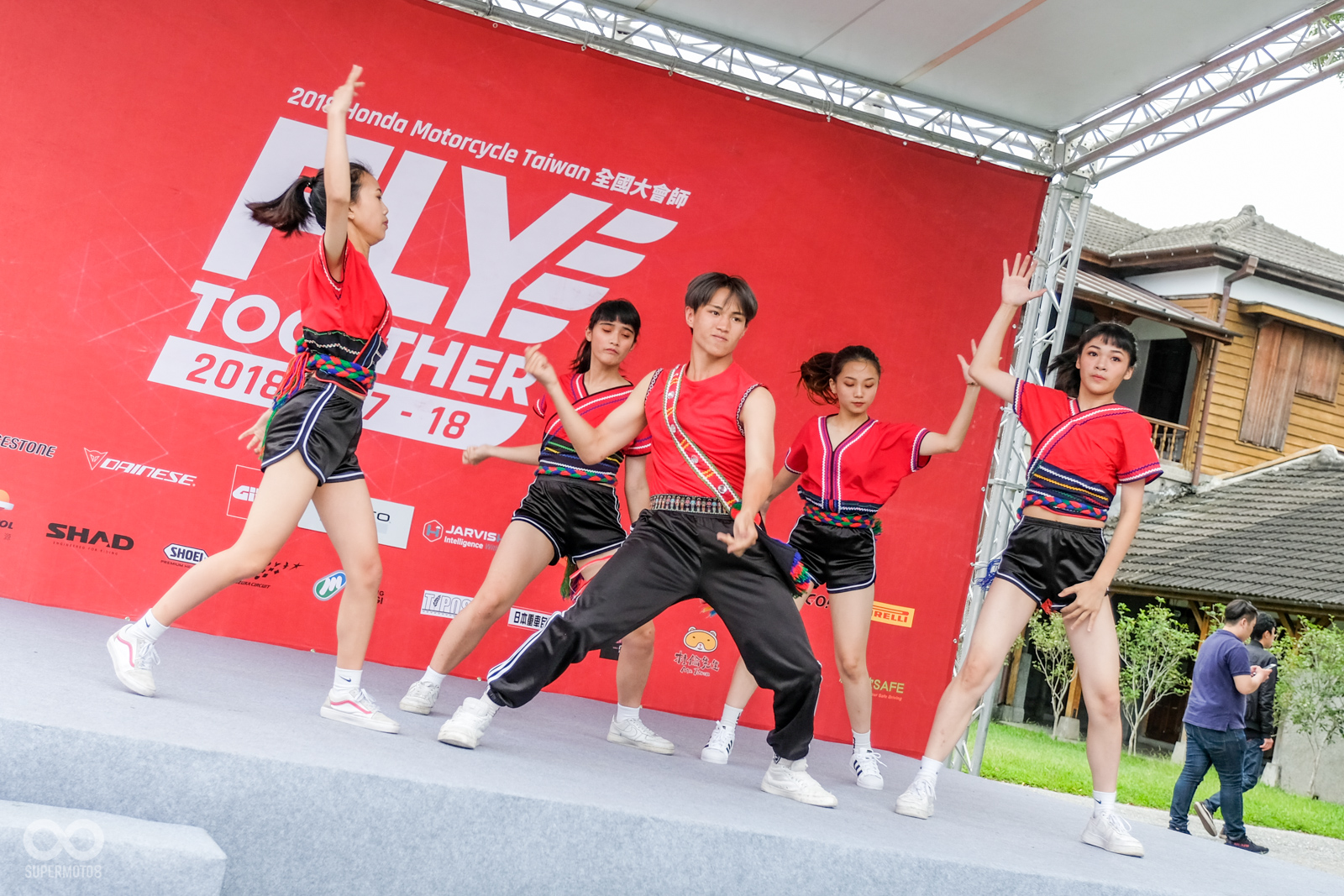 經過一天的騎乘，車友席地而坐欣賞舞團表演