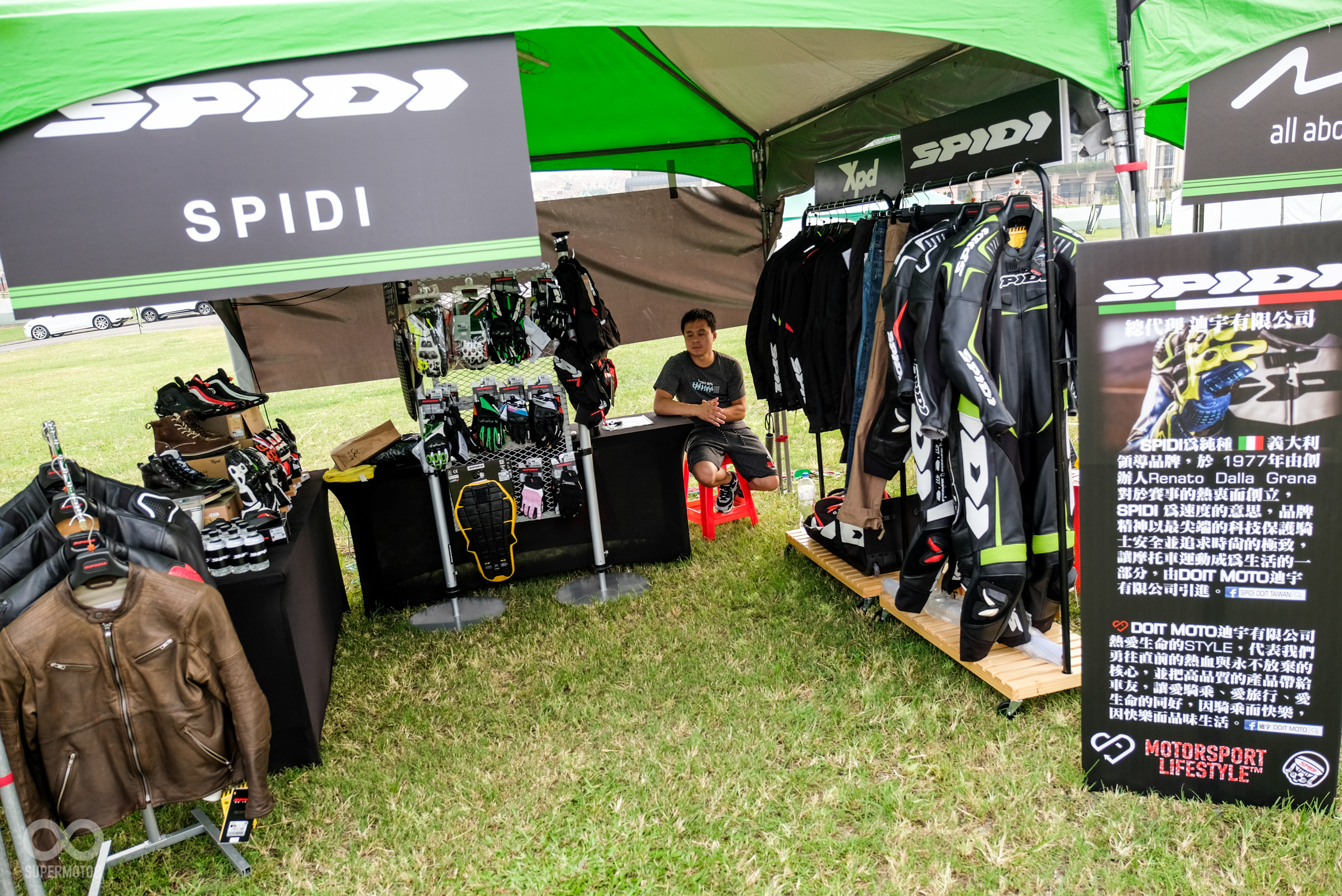 現場也有多家國內外防摔衣、人身部品廠商前來擺設攤位