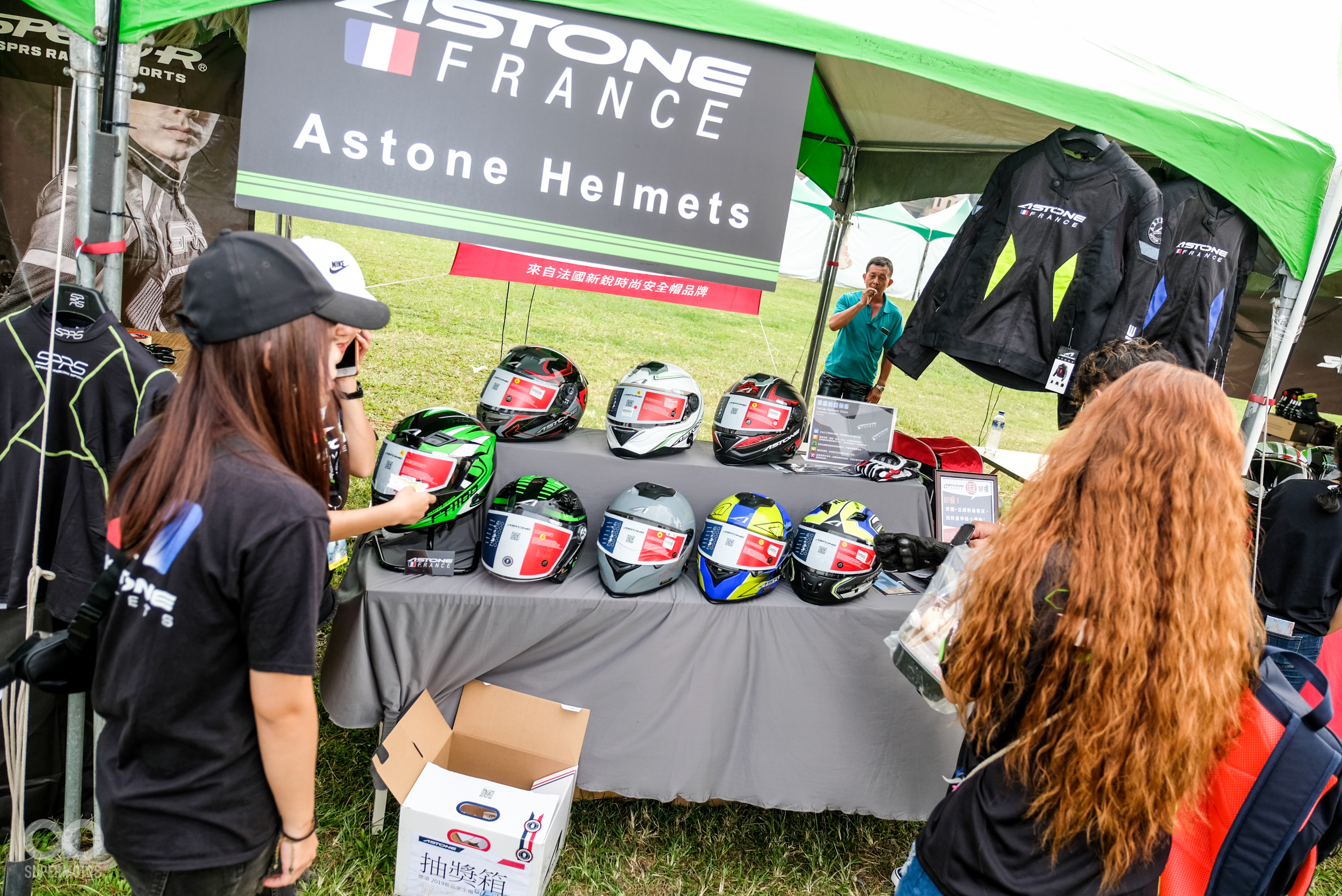 現場也有不少車友利用這個機會選購新的安全帽