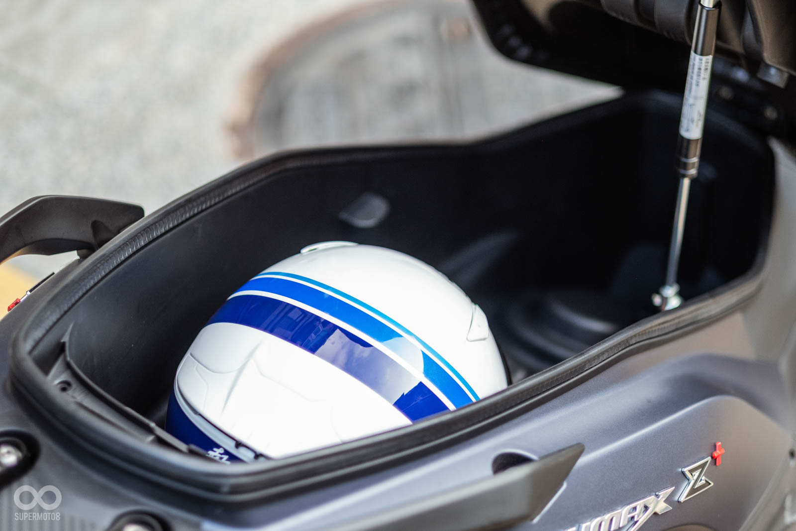 JOYMAX Z +車廂空間超大，筆者的SHOEI Z7能輕鬆放入；車廂也有油壓頂桿設計，會自動彈開升起，使用上更便利