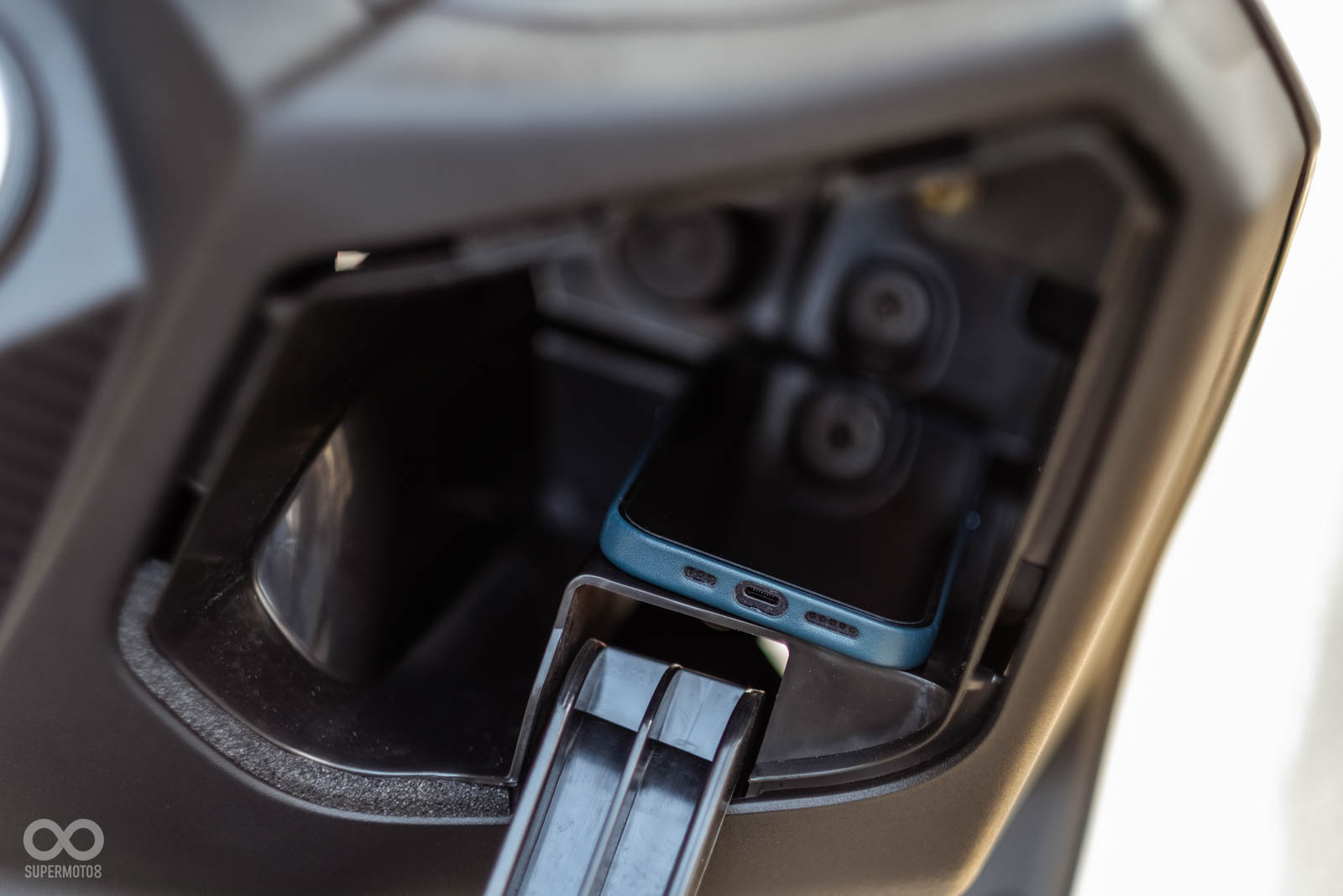 手套箱空間表現不錯，iPhone 12能輕鬆放入，內部還有QC3.0充電孔