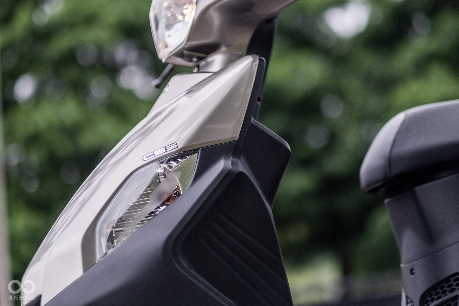 有如防刮材質的黑色塑料土除，一路包覆到車頭側面